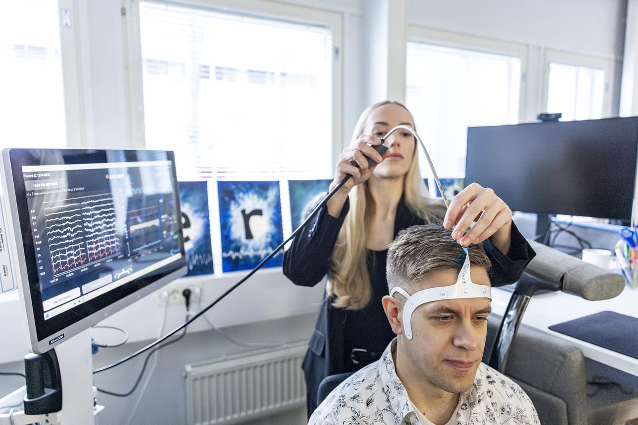 Oululainen Cerenion pyrkii markkinoille ratkaisuilla, jotka helpottavat ja nopeuttavat aivosähkökäyrien tulkintaa teho-osastoilla. Kuvassa tuotepäällikkö Terhimaria Kaski sovittaa talousjohtaja Timo Koskelan otsalle sensoria.