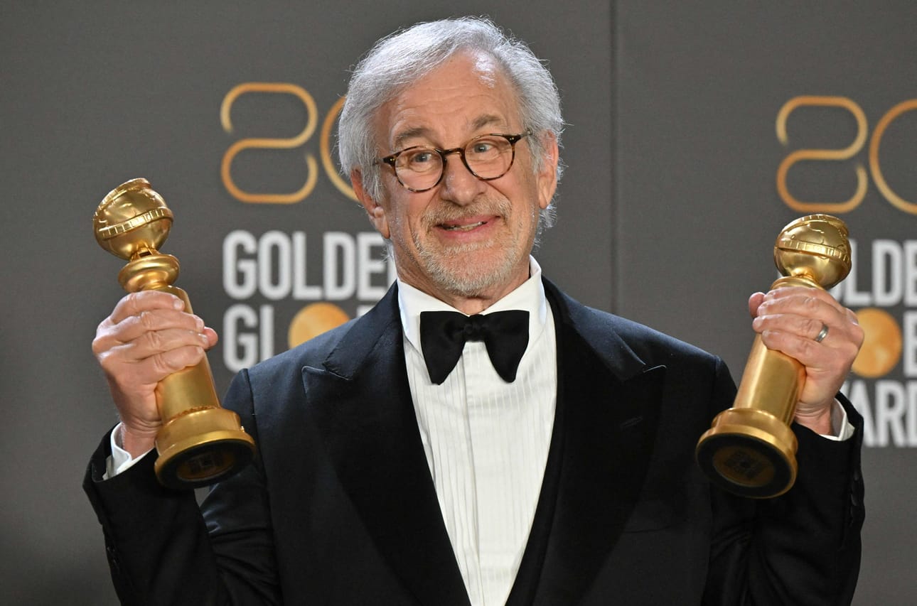 Konkariohjaaja Steven Spielberg voitti elokuvastaan The Fabelmans parhaan draamaelokuvan sekä parhaan ohjaajan Golden Globe -palkinnot. LEHTIKUVA/AFP