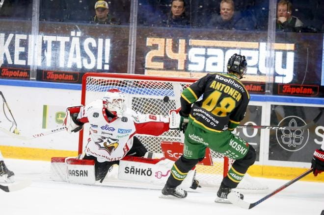 Ilveksen Joose Antonen (oik.) teki maalin Sportin Mika Järvisen taakse perjantaina. Järviselle, 29, Ilves-ottelu oli juhlaottelu: 500:s liigan runkosarjassa. KUVAT: MIKA KANERVA / LEHTIKUVA
