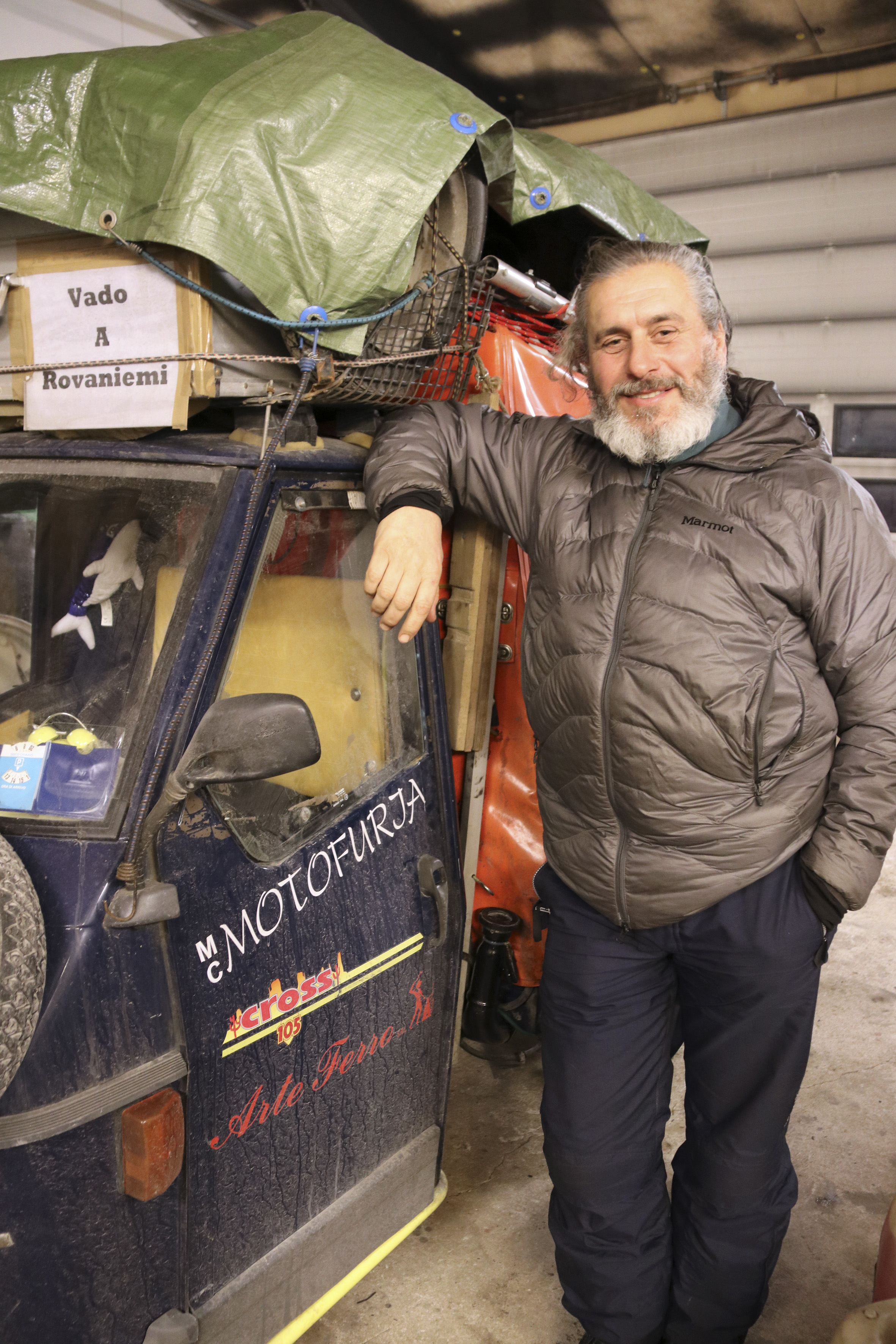 Michele Squeri on uhmannut pakkaskelejä Piggio Ape -mopollaan. Tavaramopo on suosittu miehen kotimaassa Italiassa. Suomen talvessa näitä tulee vastaan harvemmin.