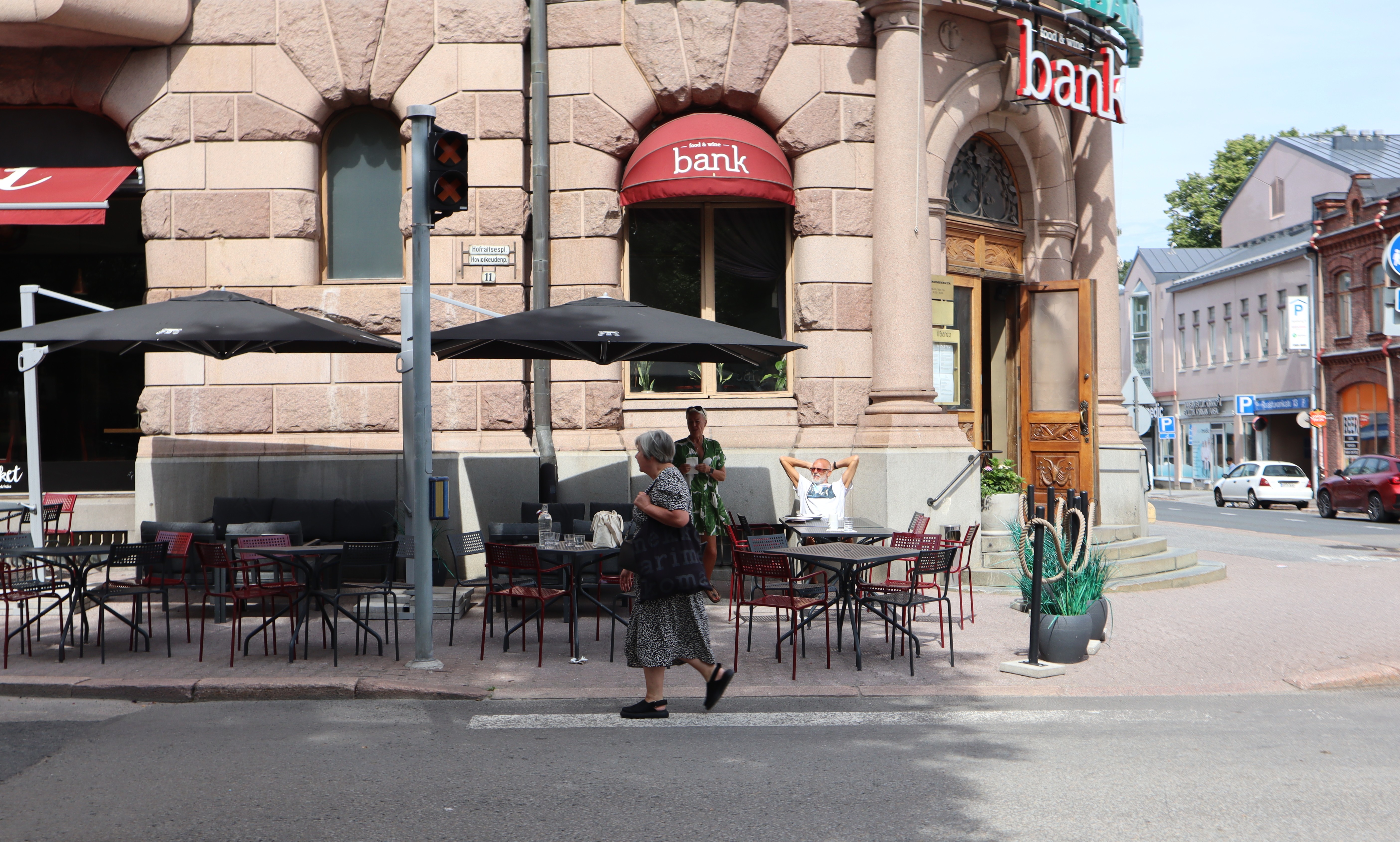 Ravintola Bankin terassi aloittaa lounasbulevardin viimeisen kadunpätkän.