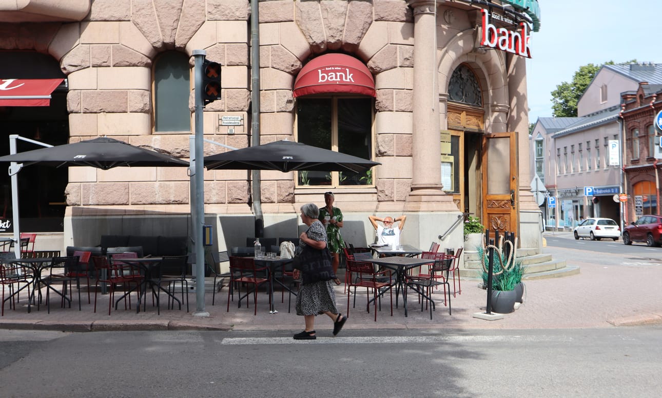 Ravintola Bankin terassi aloittaa lounasbulevardin viimeisen kadunpätkän.