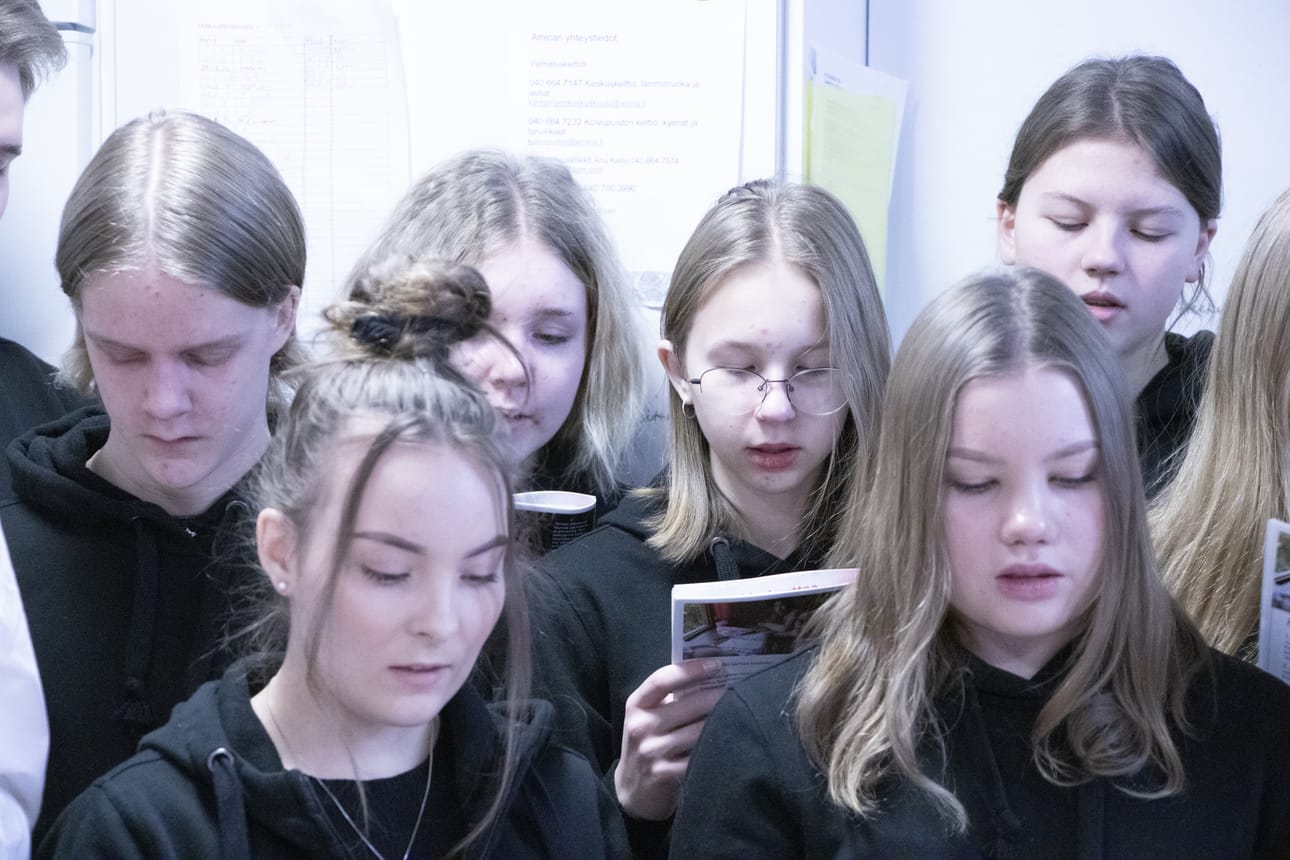 Osalla isosista oli laulavaa joulukorttia viedessä yllään Siikalatvan seurakunnan isosille omalla logolla painatetut hupparit. Huppari-idea sai kiitos Maata näkyvissä -tapahtumassa, kuin pyhäntäset ja siikalatvaset nuoret erottuivat muista yhtenäiseksi porukaksi.