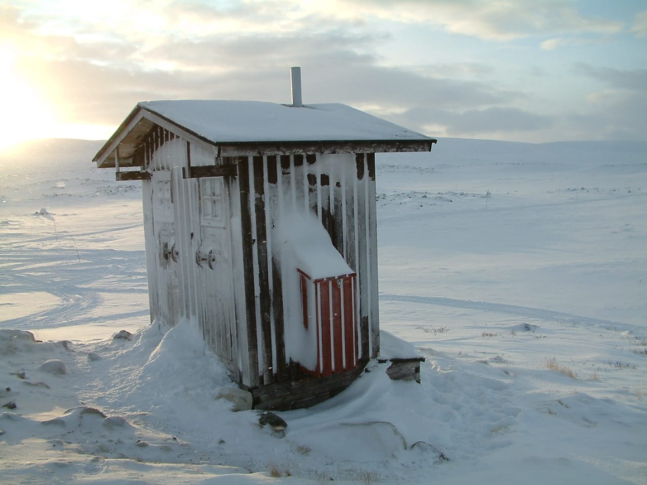 Saarijärven autiotuvan huussi Käsivarren erämaa-alueella on saanut julkisuutta.