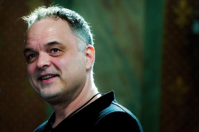 Charles Plogmanilta voi tilata vaikka puhelinsoiton yllätyksenä päivänsankarille. Kuva: Eetu Sillanpää