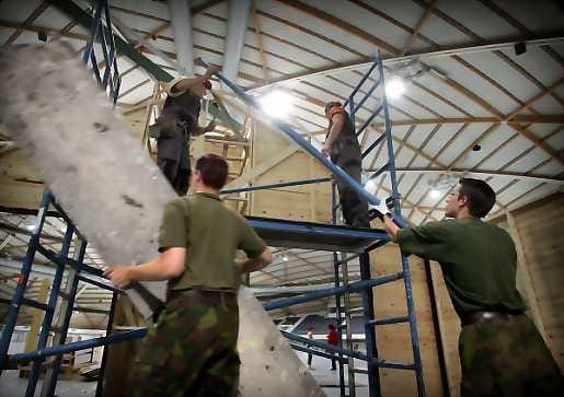 Kaupungin varikolla rakennetut lavasteet siirretään Ouluhalliin.