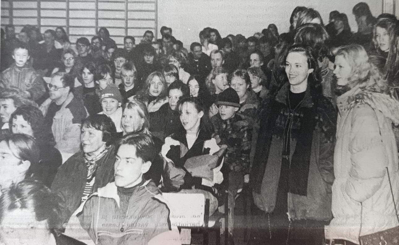 Rock-tapahtuma veti Paavolan ala-asteen juhlasalin täyteen. Tiina Luoma-aho (toinen oik.) sai kunniakirjan kitaristina.