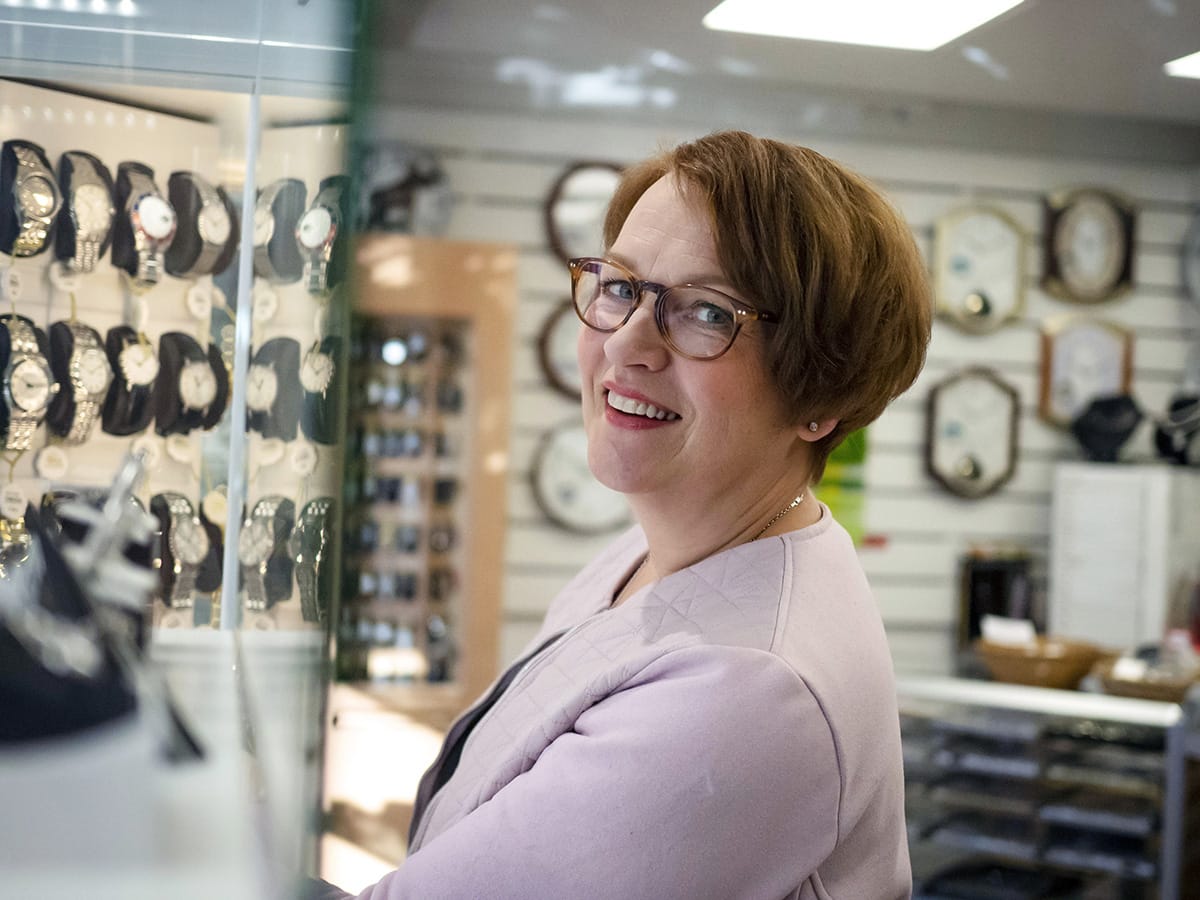 Kultatuvan yrittäjä Tuija Ylitervo on työskennellyt kelloseppänä yli kolmekymmentä vuotta. Rakkainta hänelle työssään on asiakkaan kohtaaminen: "Minusta on ihanaa, kun voin olla asiakkaalle avuksi."