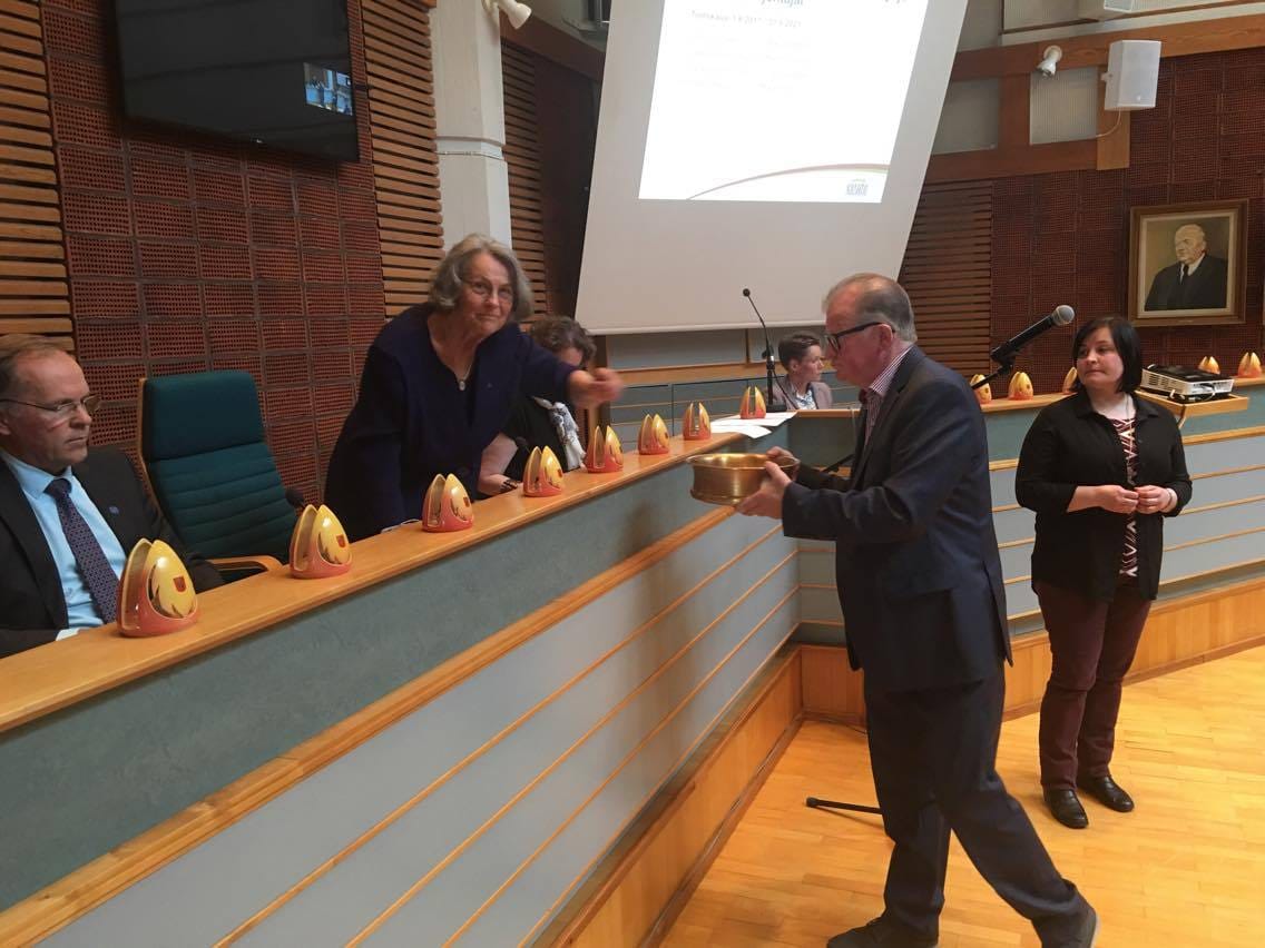 Liisa Siikaluoma äänestää, Heikki Härkönen pitää äänestyslipasta.