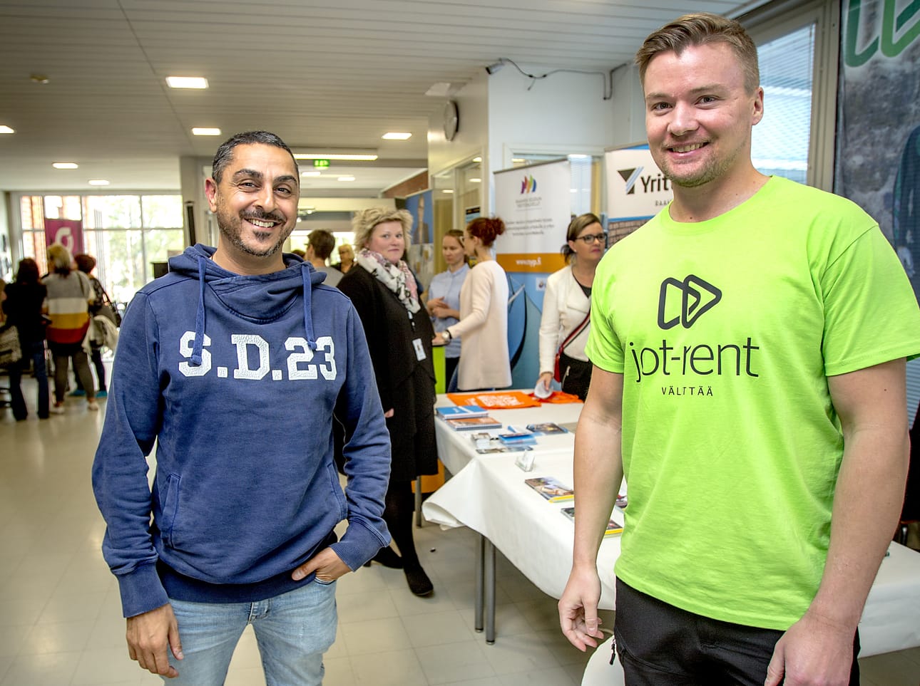 Juontaja, toimittaja Arman Alizad ja Jot-Rentin toimitusjohtaja Jari Riihijärvi tapasivat Raahessa rekrymessuilla.