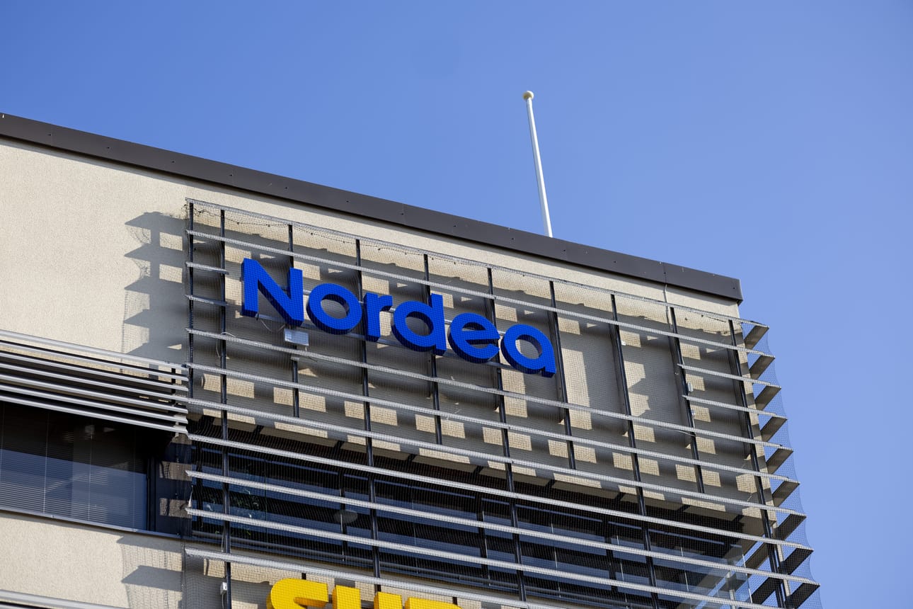 Nordea muuttaa valtakunnallisesti toimipaikkojensa kassapalveluiden laskujen maksu käytäntöään asteittain.