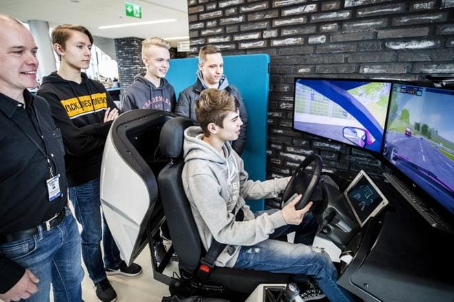 Kurikan kampuksella ajettiin ajosimulaattorilla. Ajovuorossa Toni Porrasmäki ja taustalla liikenneopettaja Janne Uusitalo sekä opiskelijat Tuukka Hirvonen, Benjamin Wieczorek ja Elmeri Pohjois-Koivisto.KUVAT: KRISTA LUOMA