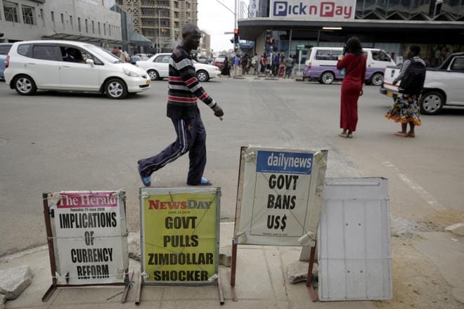 Zimbabwen hallitus on kieltänyt ulkomaisen valuutan käytön maan sisäisessä maksuliikenteessä, jotta raha ei liikkuisi mustassa pörssissä. KUVA: EPA EPA-PHOTO / ALL OVER PRESS
