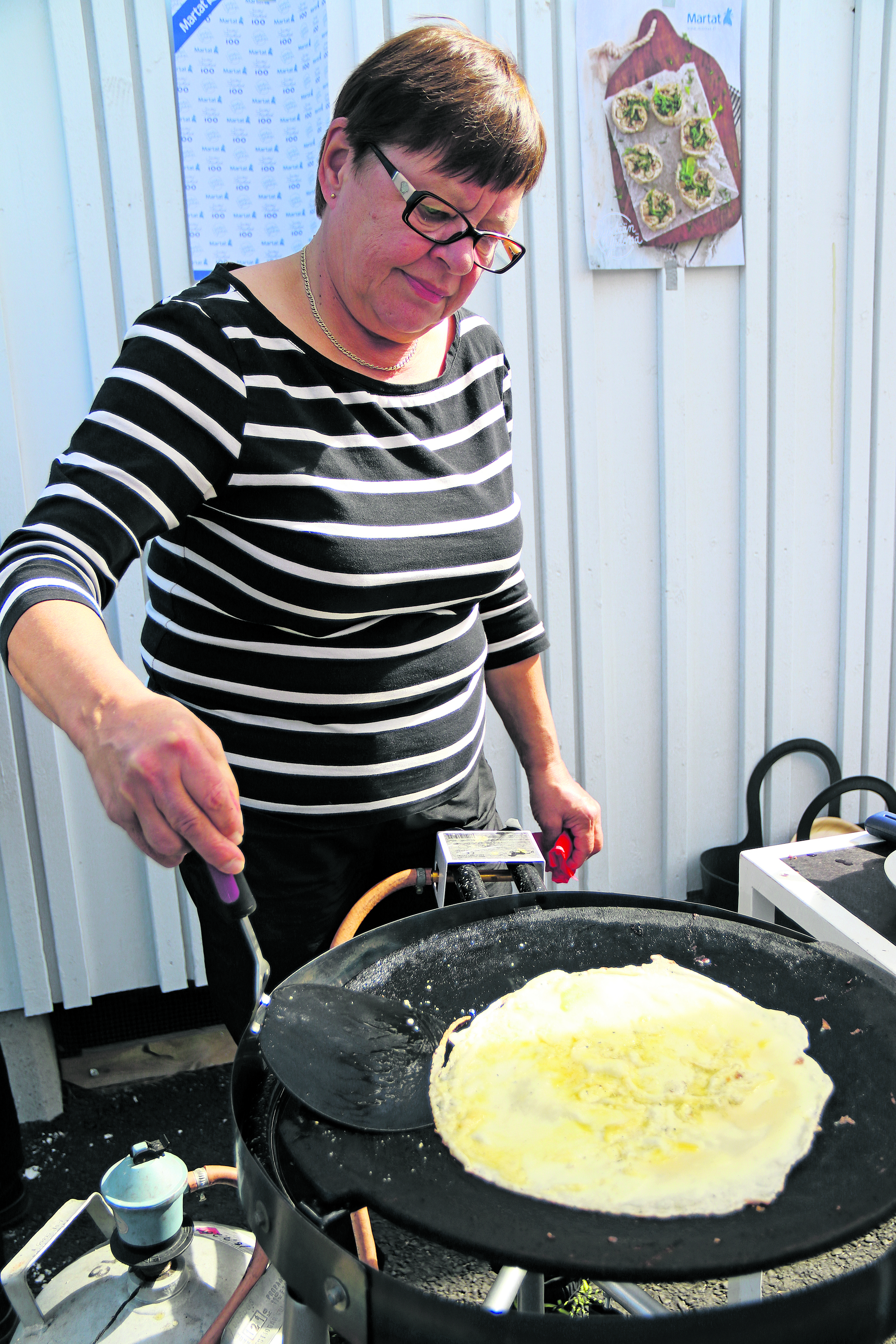 Hailuodon Martat paistoivat lettuja Hailuodon kunnantalon kupeella. Paistovuorossa Anja Haapala.