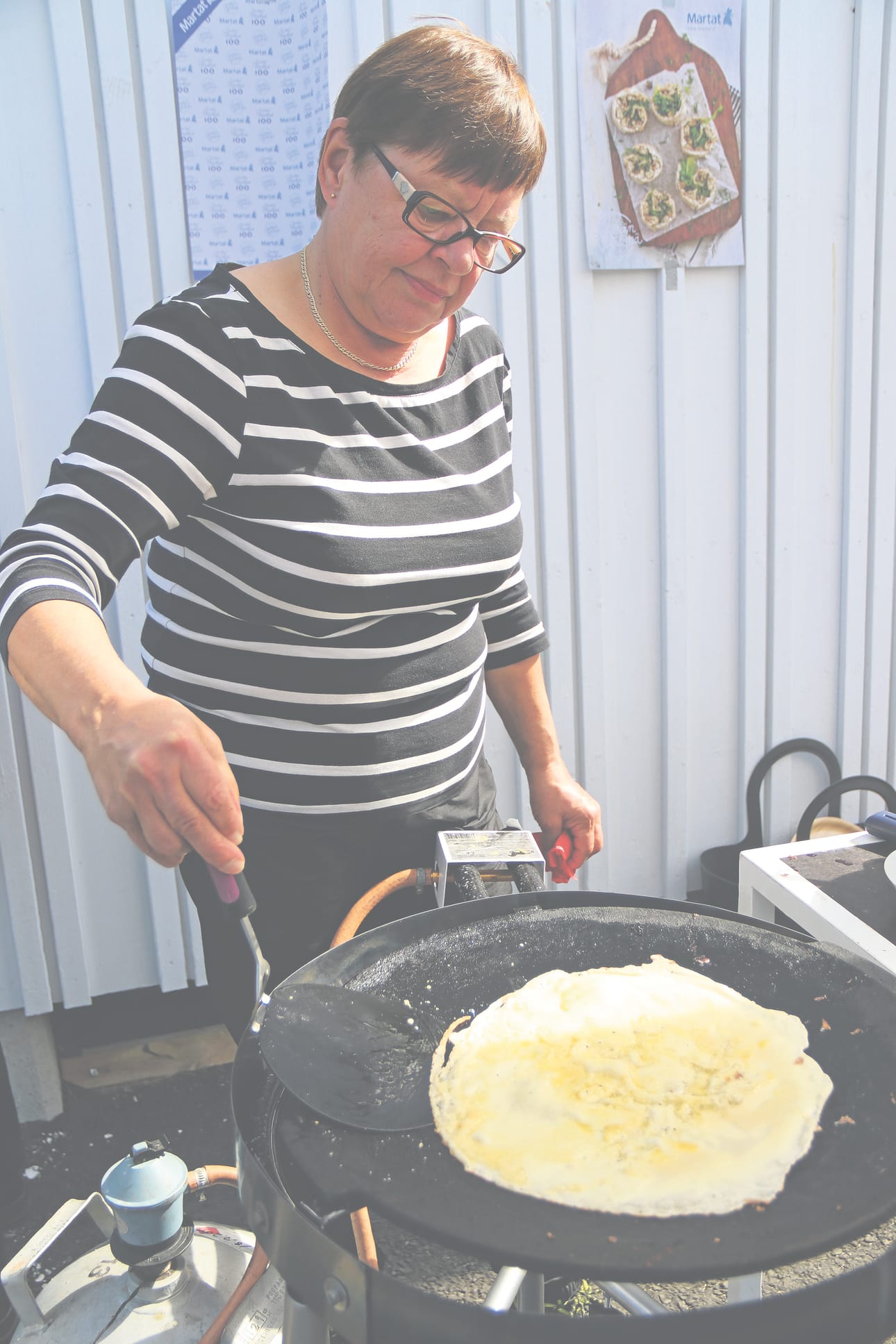 Hailuodon Martat paistoivat lettuja Hailuodon kunnantalon kupeella. Paistovuorossa Anja Haapala.