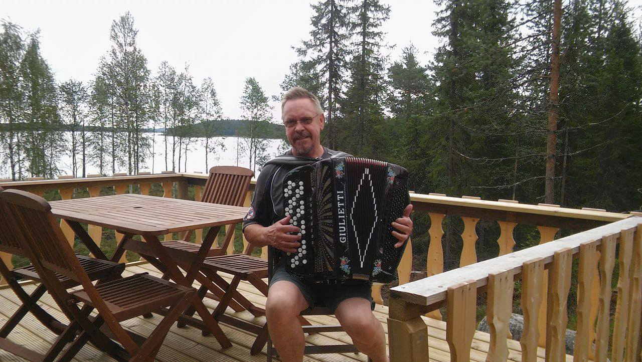Pentti Räisänen tykkää soittaa mökillään haitaria.