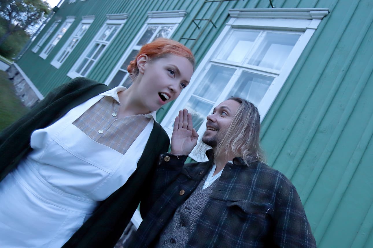 Raahe palaa! -musikaalissa Jaana Ilkko (vas.) laulaa ja näyttelee Anna Turckin roolin ja Jarno Markus-Hannelin Juho Lahdenperän roolin. Molemmat ovat raahelaisille muista yhteyksistä tuttuja muusikoita.