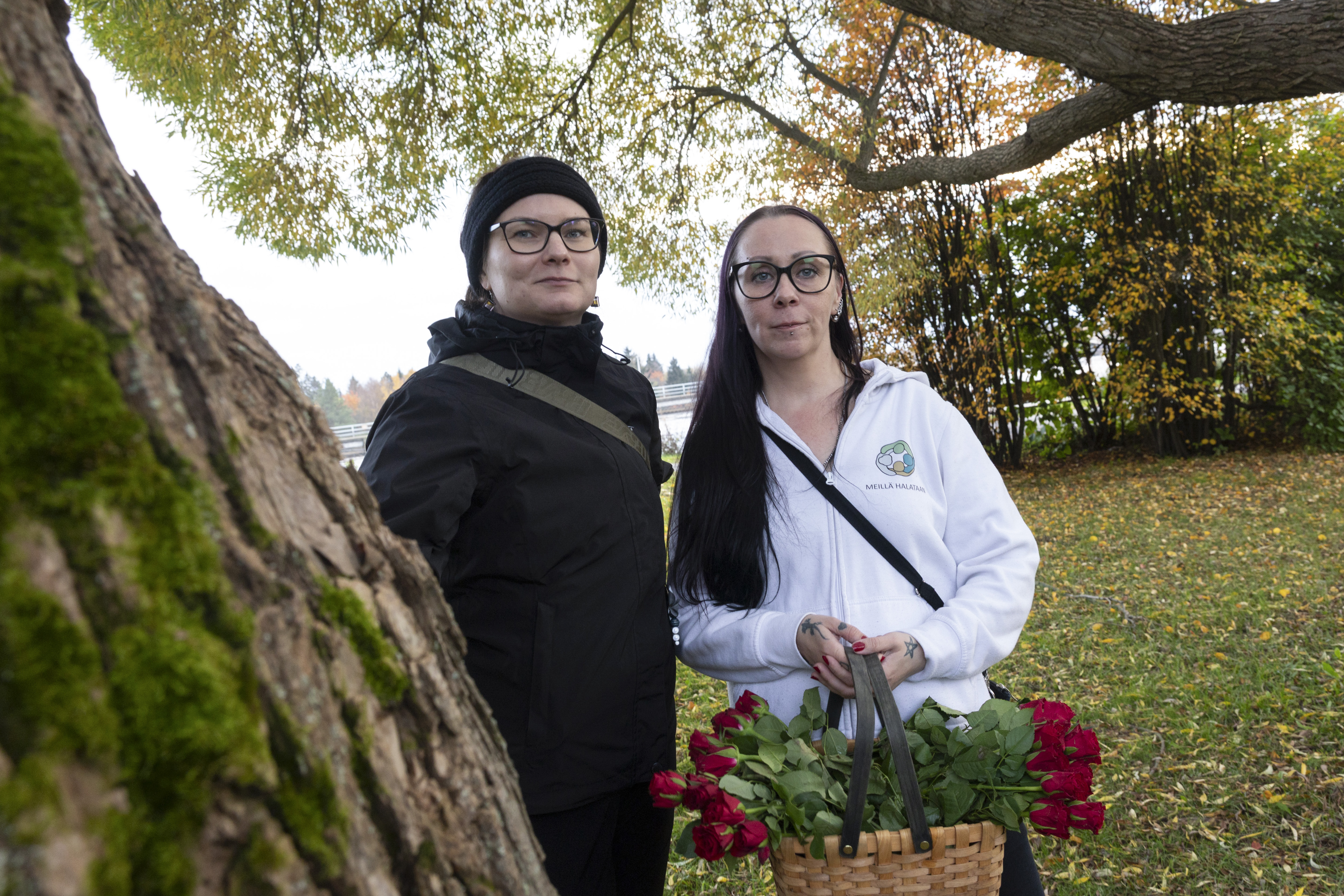 Oulussa patosillalla järjestettiin ruusutapahtuma henkirikosten uhrien muistoksi – "Yhteisöllisyys on tärkeää"