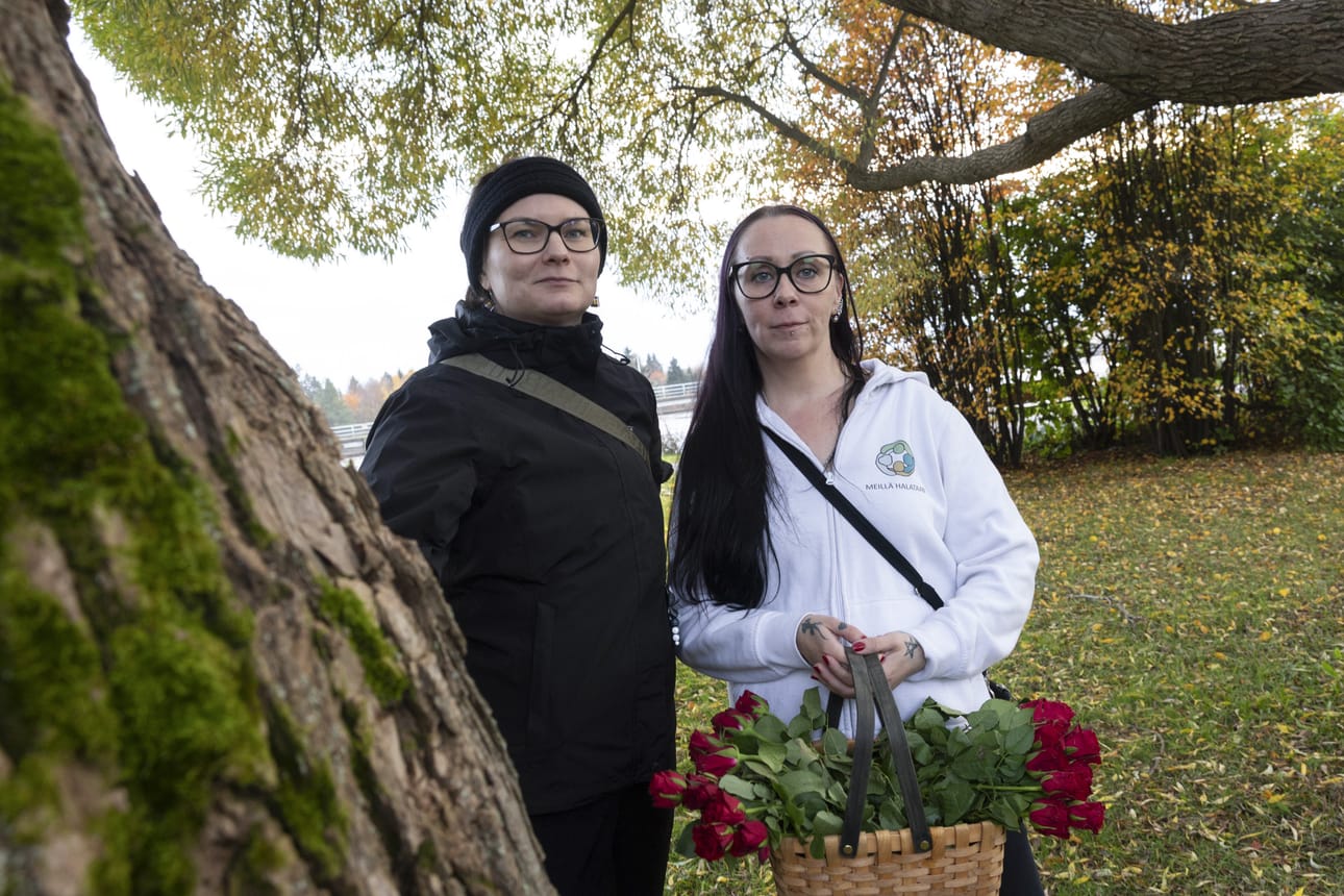 Meiju (vas.) ja Jonna kertovat, että yhteisöllisyys on tärkeää läheistä henkirikoksen uhria muistaessa.