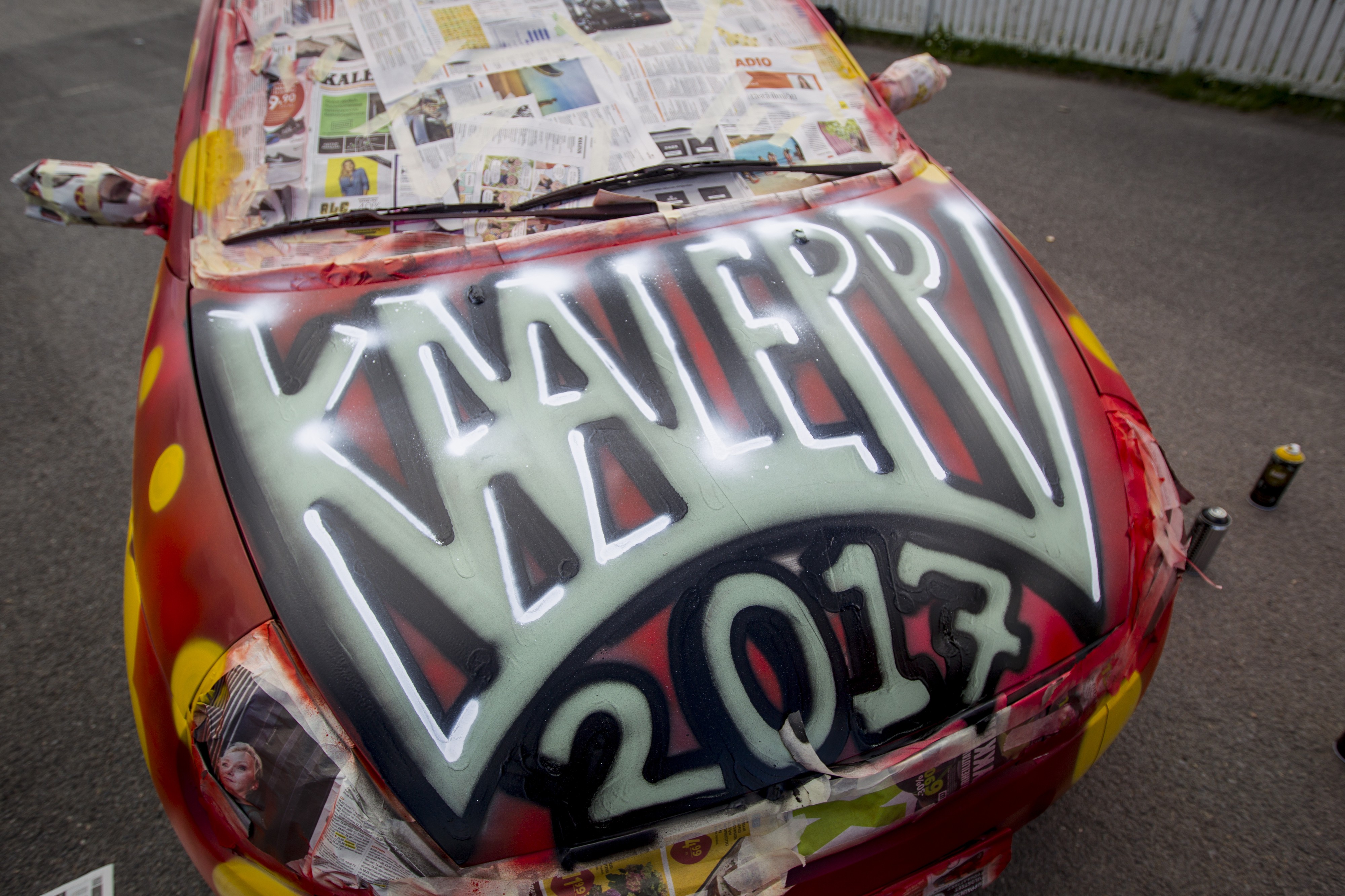 Kalevan kesäauto Kaaleppi kävi läpi värikkään kesäkäsittelyn Tuiran korttelijuhlassa
