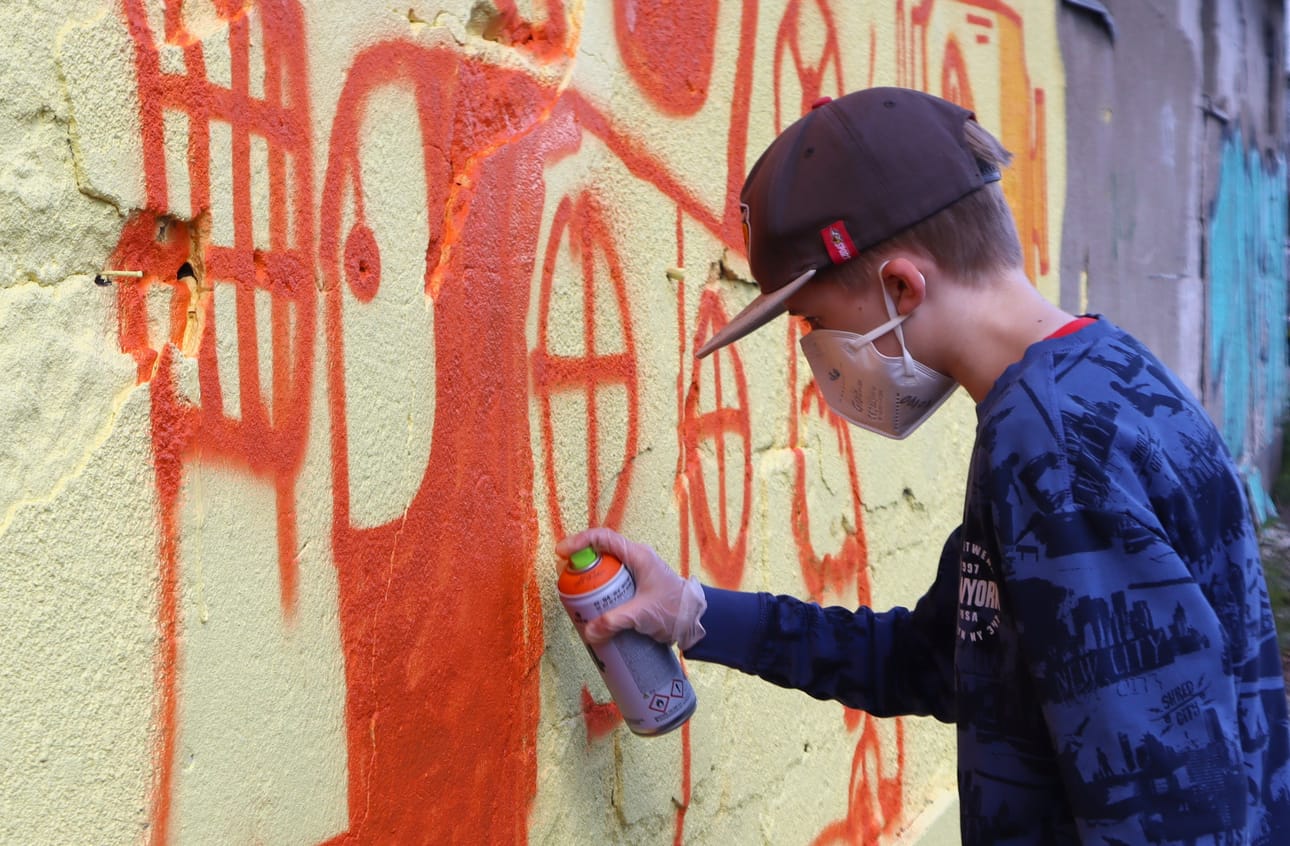 Toivo Blomsterin mukaan graffiteissa kiehtovat värit, niiden käyttäminen ja se, että oppii tekemään hienoja teoksia.