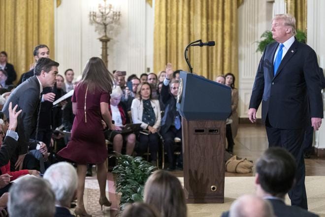 Donald Trump piti lehdistötilaisuuden Valkoisessa talossa. Tuolloin hän sanoi, ettei ole erottamassa erikoissyyttäjä Robert Muelleria, mutta vihjasi kuitenkin voivansa tehdä sen milloin tahansa. KUVA: ERIK S. LESSER/EPA