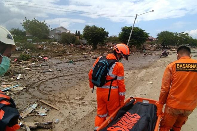 Pelastusviranomaiset siirsivät tsunamin kuolonuhreja Palun rannikkokaupungissa Indonesiassa.