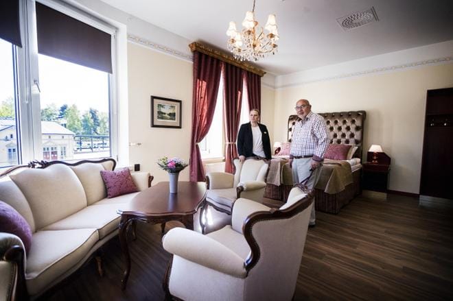 Historiallisen Hotel Astor Wasan kolmannen kerroksen paraatihuone on rakennuksen päätyyn rakennettu superior-huone, josta avautuu suora näköyhteys rautatieasemalle. Kalusteita ja valaisimia tilattiin Britanniasta ja Italiasta. Uudet peiliovet ja puiset yöpöydät sorvasi mustasaarelainen Mathias Storm. Perheyhtiötä pyörittävät hotellinjohtaja Petra Gästgivars Lundberg ja hänen isänsä, yrittäjäneuvos Lars-Erik Gästgivars. KUVAT: JARNO PELLINEN