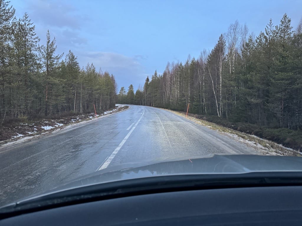 Etenkin pienet tiet ovat menneet aamuisen vesisateen myötä erittäin liukkaiksi. Kuva tieltä 807 Savalojan ja Paavolan väliltä.