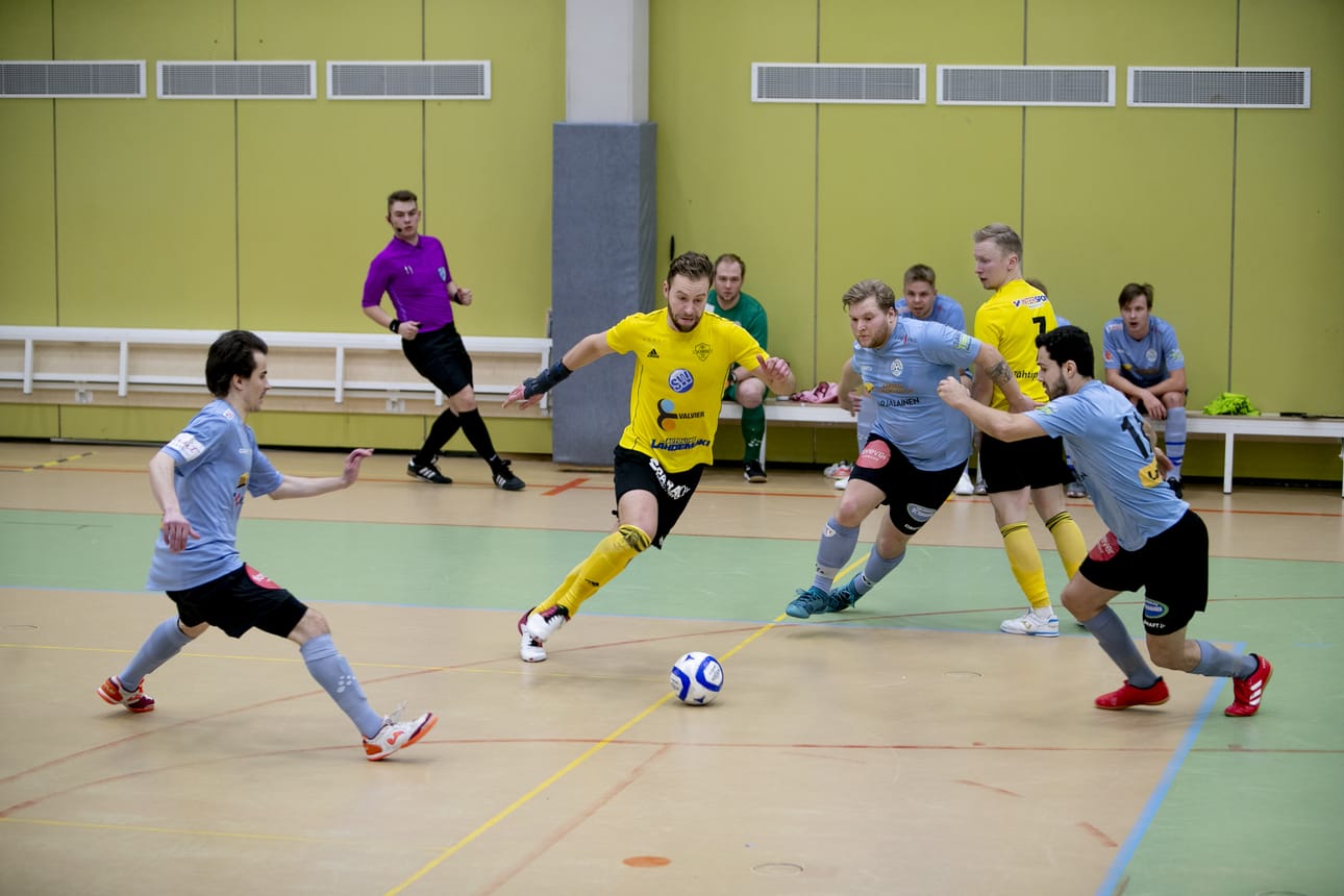 Riverball piti FC Kiistoa tiukilla sunnuntaina Vaasassa, mutta FC Kiisto nousi kuin nousikin voittoon. Matias Träskbäck (kesk.) teki FC Kiiston 1-2-kavennuksen.