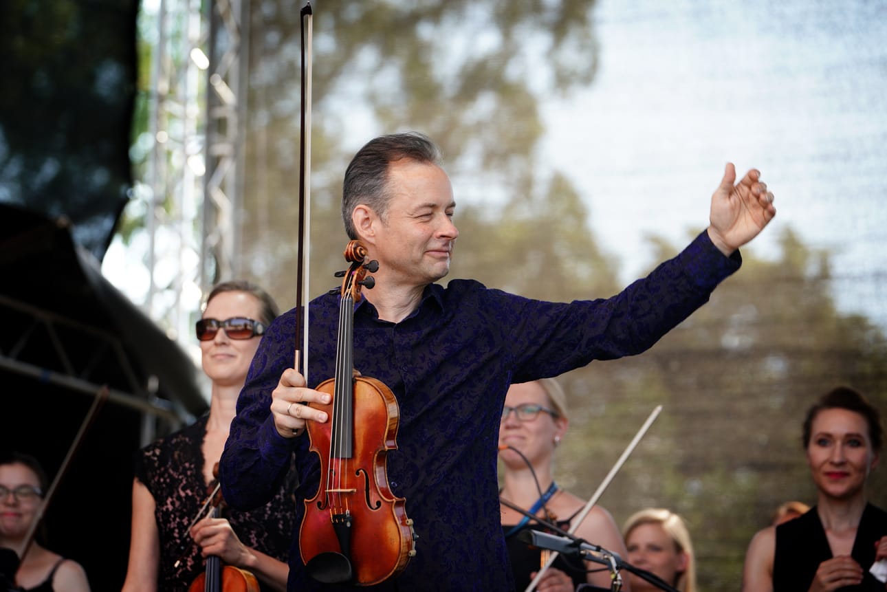 Viulisti Maano Männi soitti Papa Gand -arvoviululla soolon Vaasa festivalin keikalla vuonna 2019. Toisena solistina konsertissa oli Norjan euroviisuvoittaja Alexander Rybak.