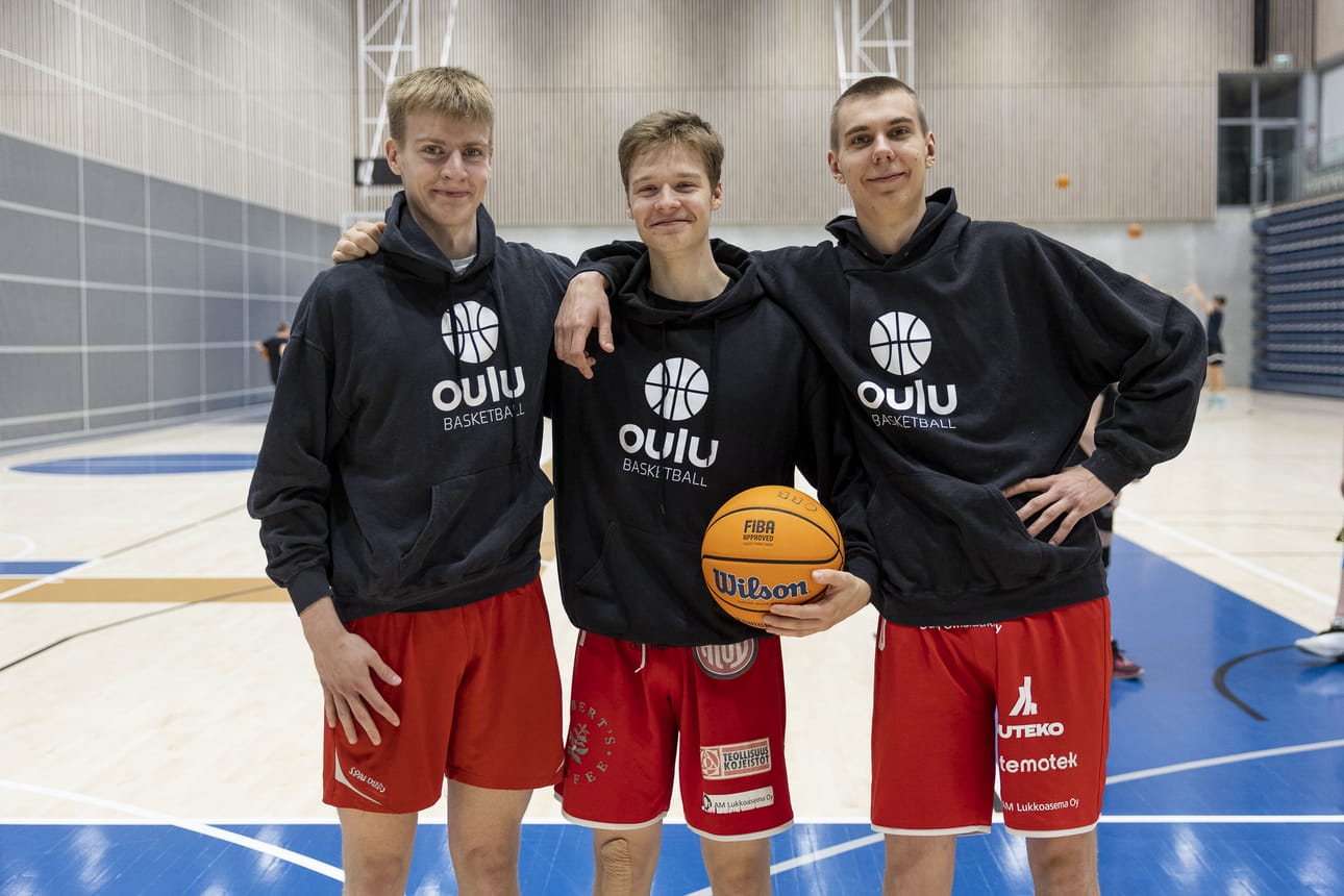 Alle 20-vuotiaat Johannes Rainto (vas.), Viljami Valkama ja Miro Koskela ovat osa Oulu Basketballin vankkaa paikallista rintamaa. Oululais
