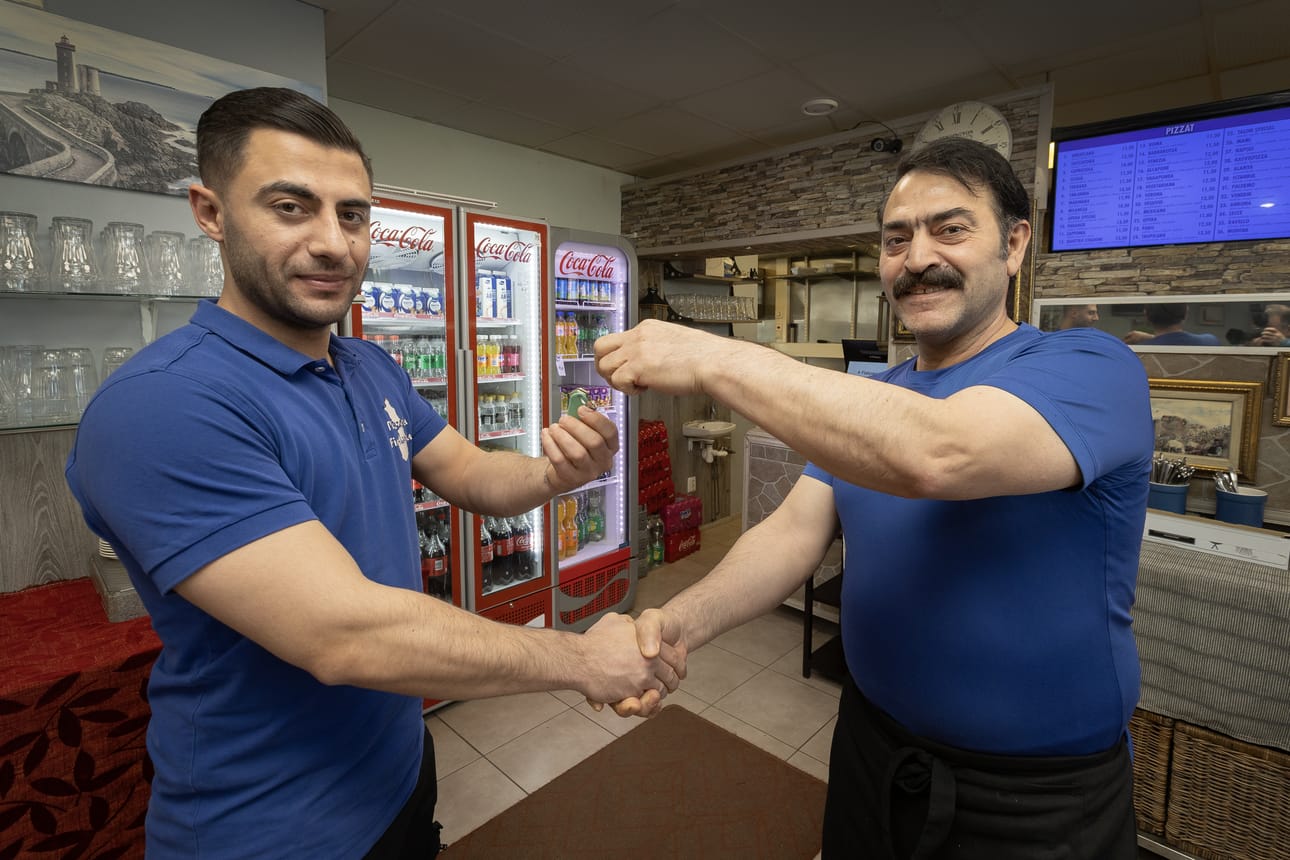 Cihan Canpolat (vas.) vastaanotti Finlandian avaimet enoltaan Haci Cinarilta, joka toimi pizzerian yrittäjänä lähes 27 vuoden ajan.