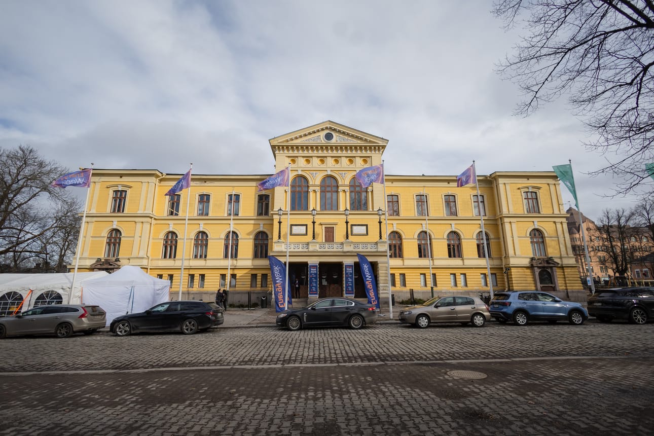 Tänä vuonna EnergyWeek keräsi yli 11 000 kävijää 50 maasta. Tapahtuman pääareenana toimi Vaasan kaupungintalo.
