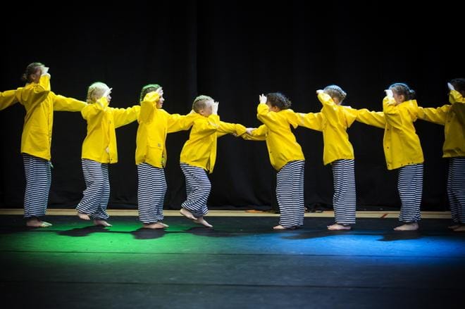 Turkulainen DSF kids -tanssiryhmä näytti showtanssitaitojaan sunnuntaina Vaasan Variskan koululla pidetyissä IKM 2017 -kisoissa. Kuva: Jarno Pellinen
