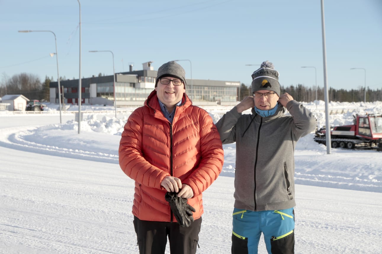 Markku Sadinmaa (vas.) ja Markus Keskimaunu pitävät lottovoittona Vermon 65-ravien saamista Laivakankaalle.