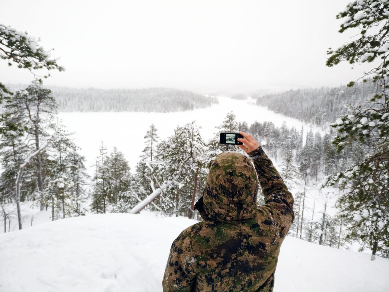 Koillissanomien toimitus tekee videoita välillä todella hienoissakin maisemissa. Kuvaaaja Mikko Halvari työn touhussa.