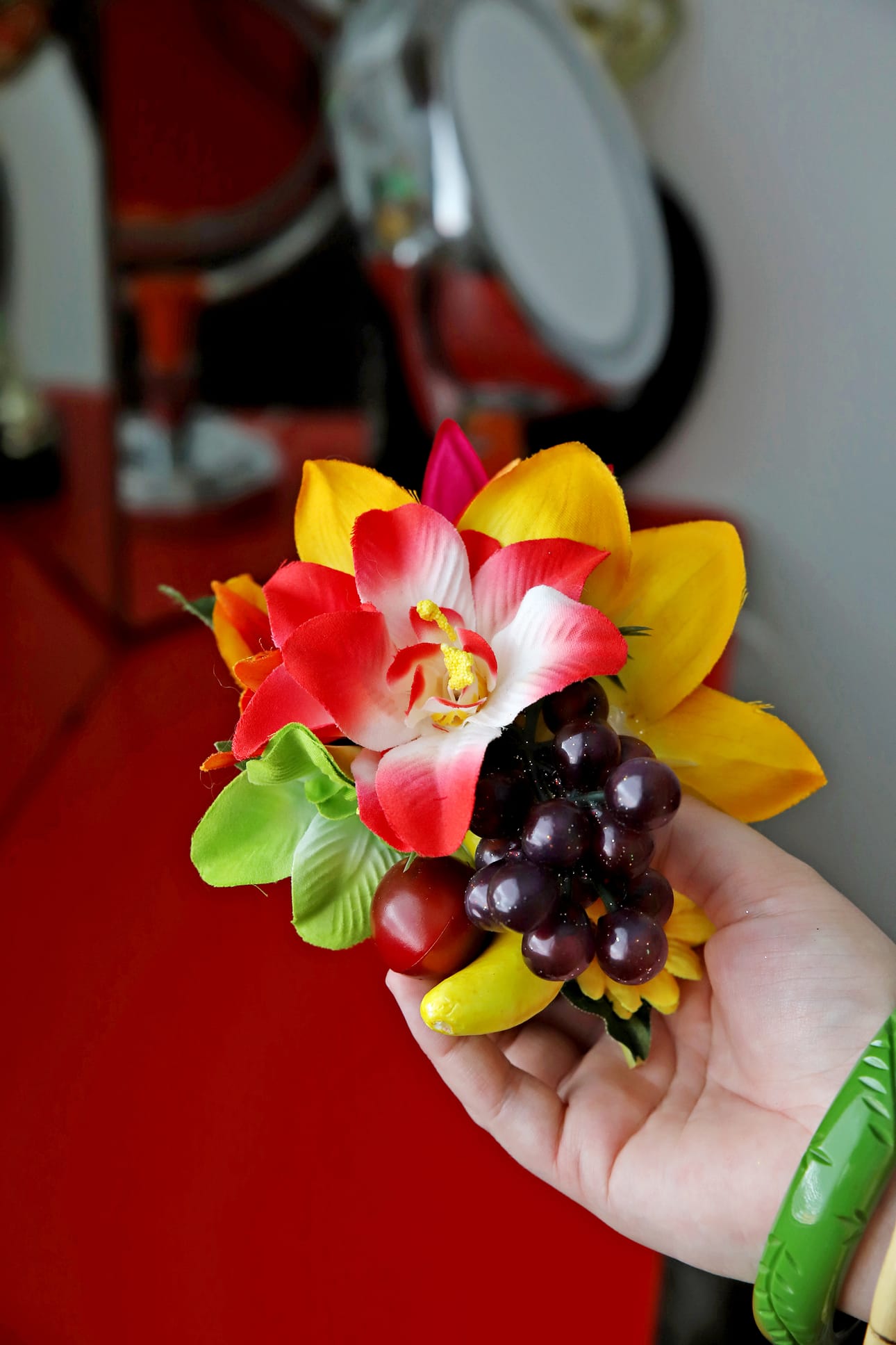 Kinnusen artesaanikaveri tekee tyyliin sopivia hiuskoruja ja korviksia.