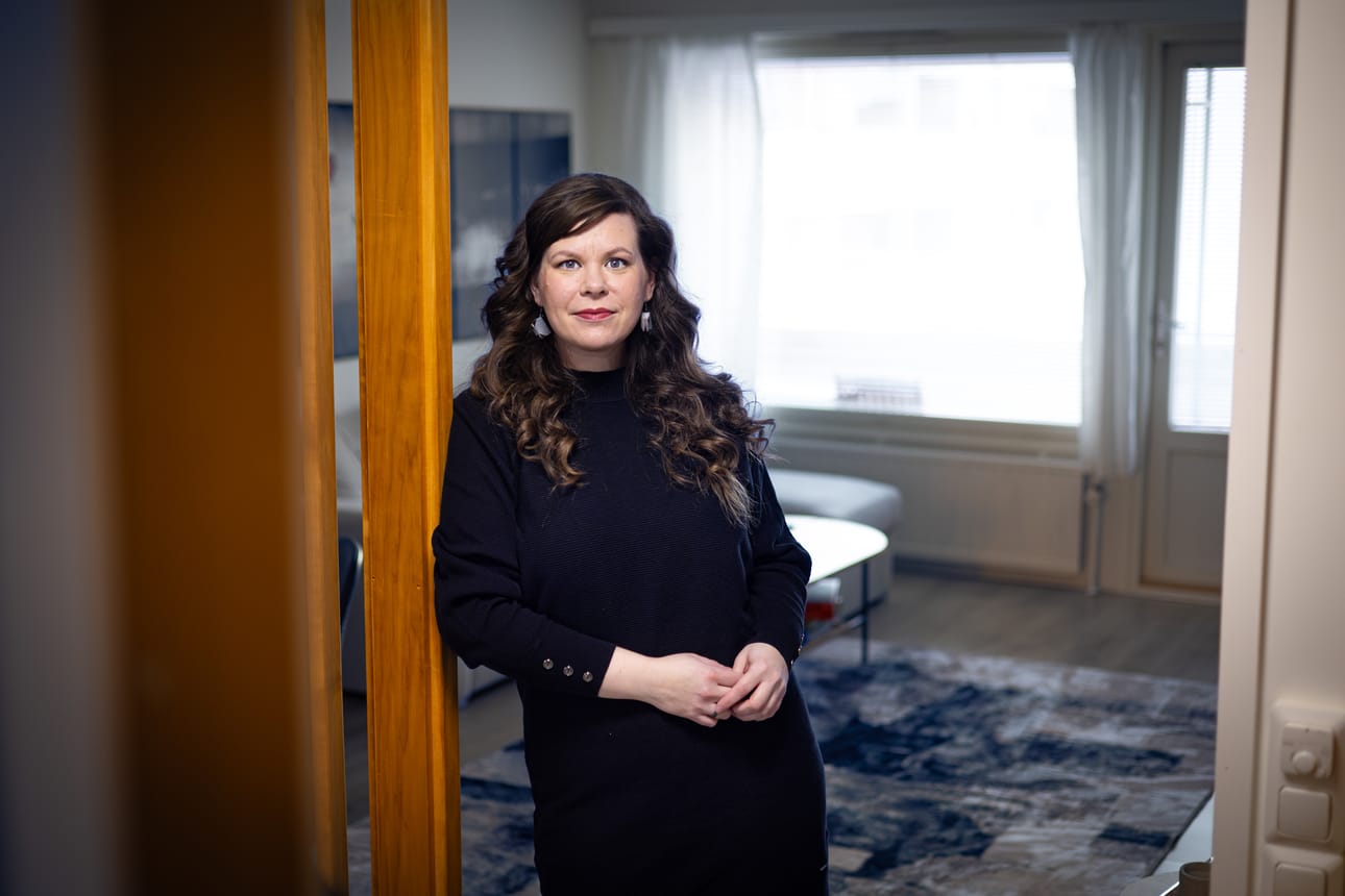 Syrjäytyneet nuoret miehet ja ahdistuneet nuoret naiset ovat ilmiö, jonka kirjailija Henna Helmi Heinonen on nähnyt työssään psykologina. Hän kirjoittaa uudessa kirjasarjassaan molemmista.