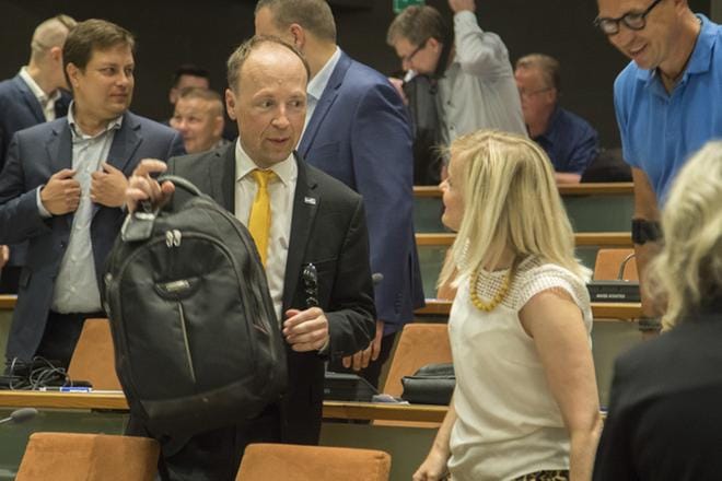 Puheenjohtaja Jussi Halla-aho ja varapuheenjohtaja Riikka Purra valmistautuivat perussuomalaisten eduskuntaryhmän kesäkokouksen alkuun Joensuussa torstaina. KUVA: Mauri Ratilainen/Com.pic