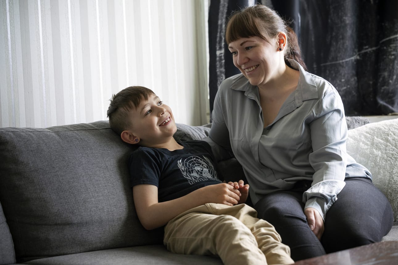 Lauri Viitasaari lähtee yhdessä äitinsä Elina Viitasaaren kanssa Sveitsiin kuukaudeksi. Hän on tottunut kulkemaan äidin mukana rauhantyössä.