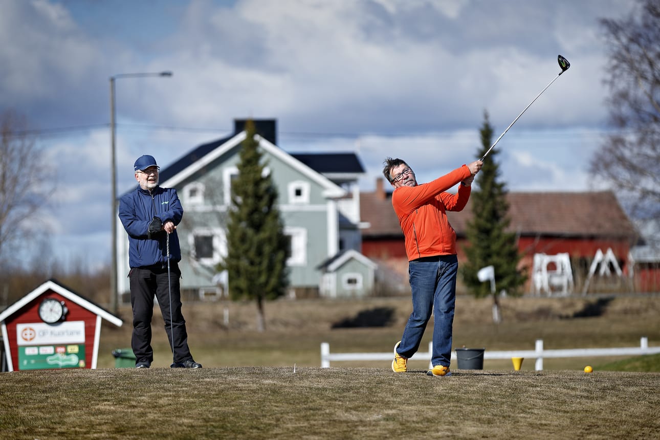 Kuortane Golfin kilpailutoimikunnan vetäjä Pertti Kulju harjoitteli swingejään kuivalla Kuharannan gofkentän rangella seuran kapteenin Reijo Koivuniemen seuratessa hänen lyöntejään.