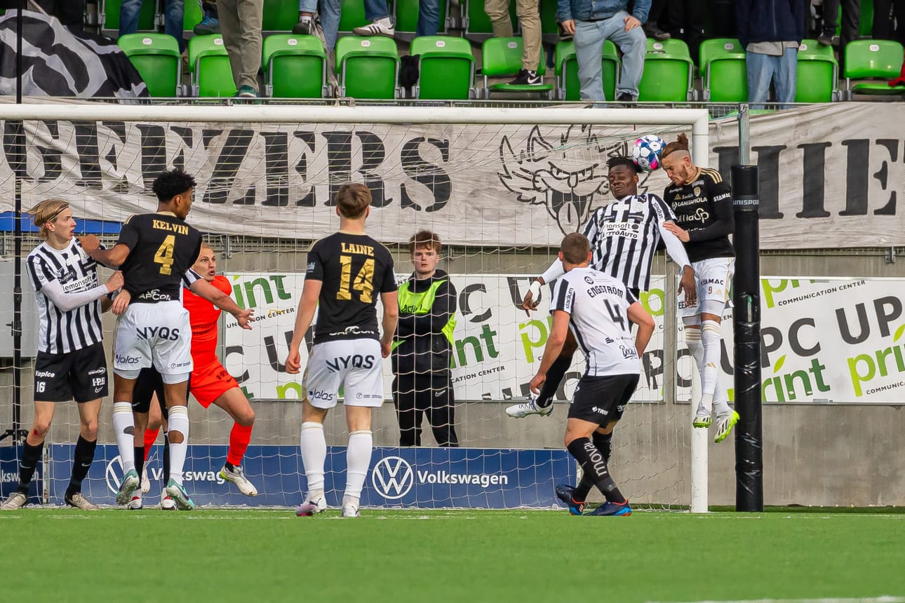 Jaime Moreno puski värikkään derbyn loppunumeroiksi 1–1. Ottelun yleisömäärä oli 3 412 katsojaa.
