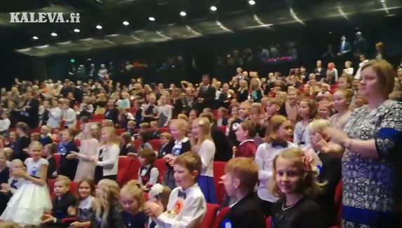 Lapset osoittivat Oulun kaupunginteatterissa suosiotaan presidenttiparille
