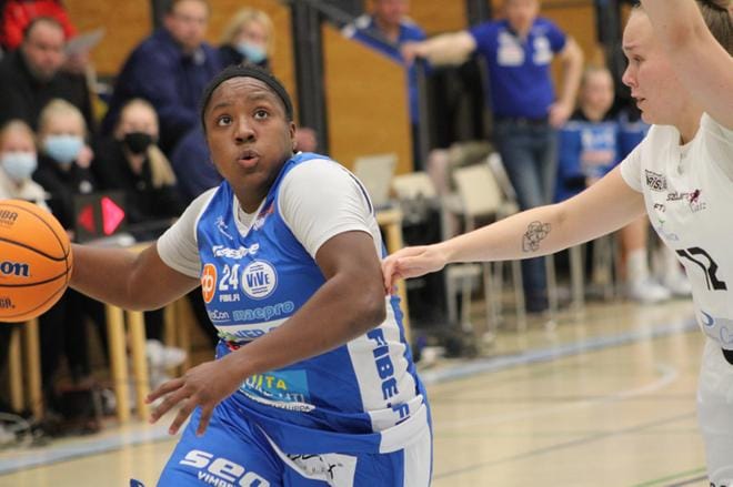 Shaylen Burnett oli jälleen yksi Vedon syömähampaista. KUVA: TOMI OLLI