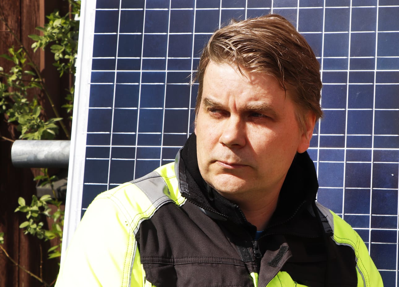 Sami Holmi Koillis-Sähköstä toteaa aurinkopaneeleiden yleistyvän ihmisten halutessa tuottaa itse käyttämäänsä sähköä.