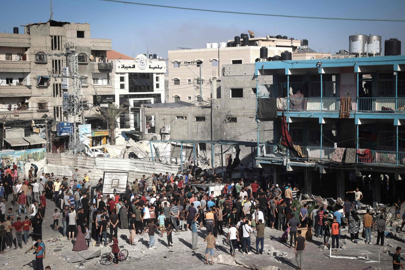 Palestiinalaisia ihmisiä seisoi väestönsuojana käytetyn koulun pihalla sen jälkeen, kun Israel oli tehnyt sinne ilmaiskun. LEHTIKUVA/AFP