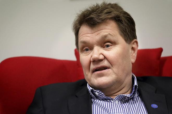 Seinäjoen kaupungin tarkastuslautakunnan puheenjohtaja Harry Wallin moittii taivastelijan muhkeaa palkkiota ja Vaasan energialähettiläs-idean kopioimista. Kuva: Heikki Hakanen