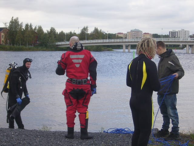 Seitsemän Oulun vesimiesten sukeltajaa teki koesukelluksen torinrannan vesiin keskiviikkona.
