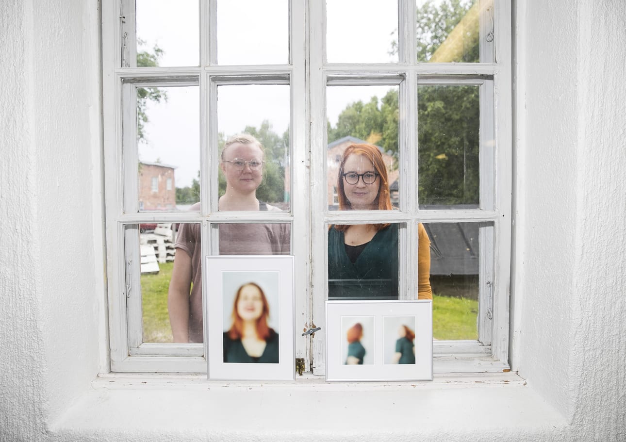 Silja Korhonen ja Anniina Holappa osallistuvat molemmat Välitila-näyttelyyn. Etualalla on Holapan neulalla rei’itettyjä pigmenttivedoksia, vasemmalla teos Nauraa ja oikealla diptyykki Juoksee.